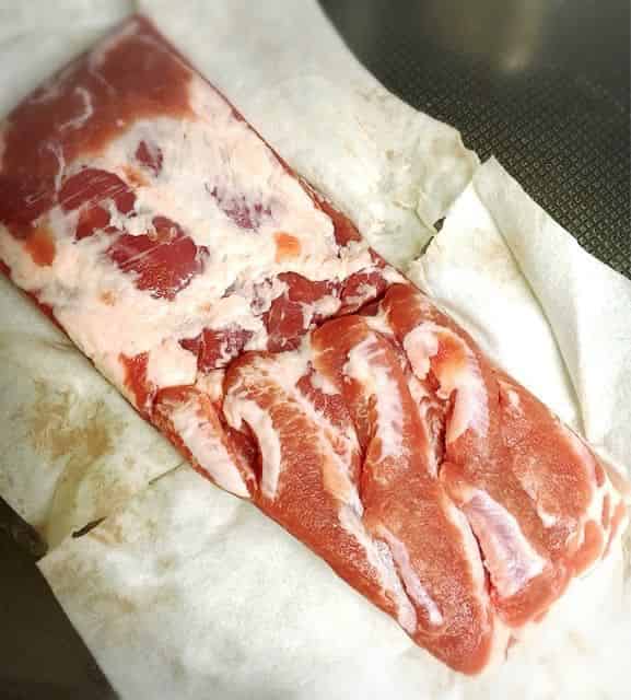 豚塊肉に塩を揉み込みます