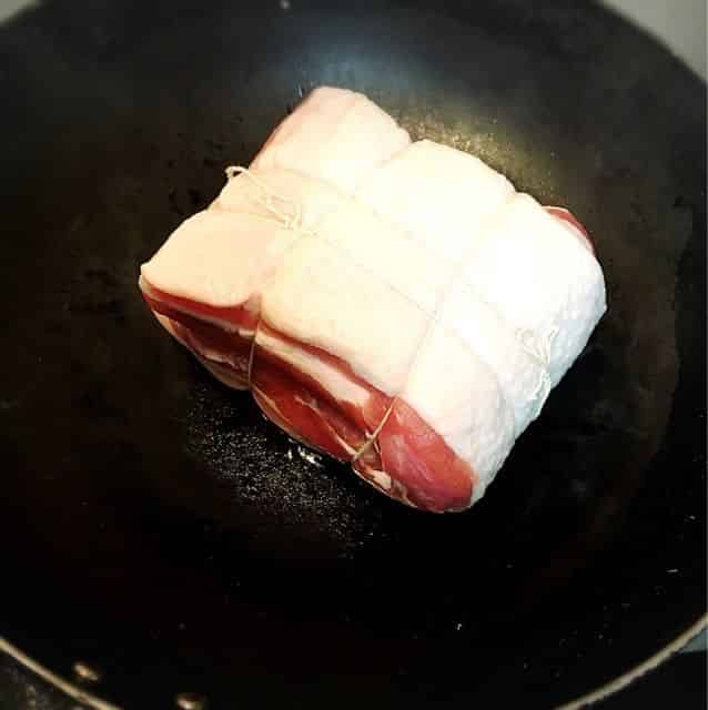 塊肉の表面を焼き付けます