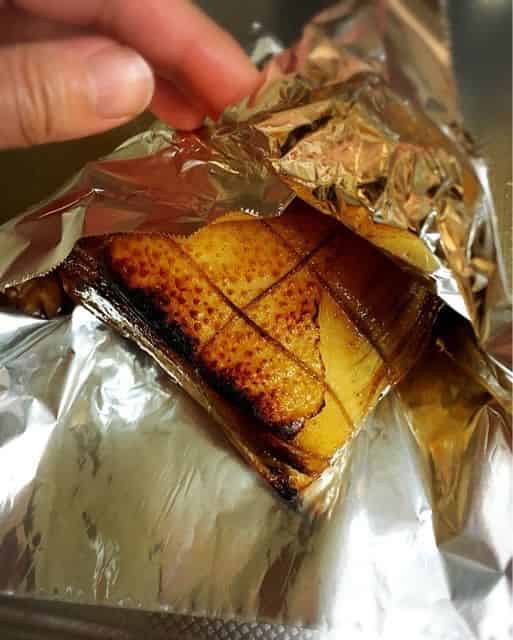 焼いた豚肉をアルミホイルで包みます
