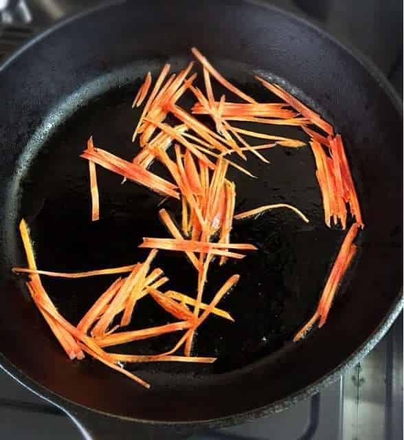 にんじんを炒める