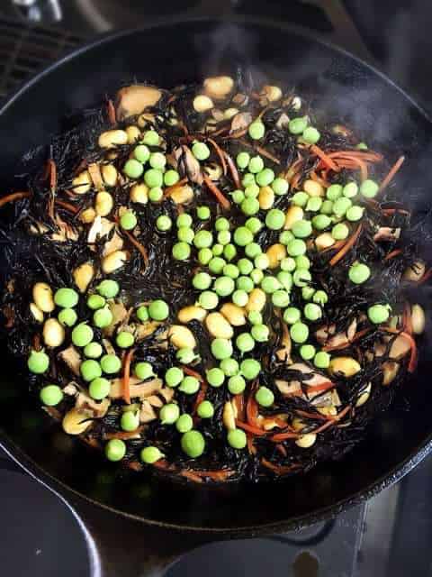 グリーンピースを加える