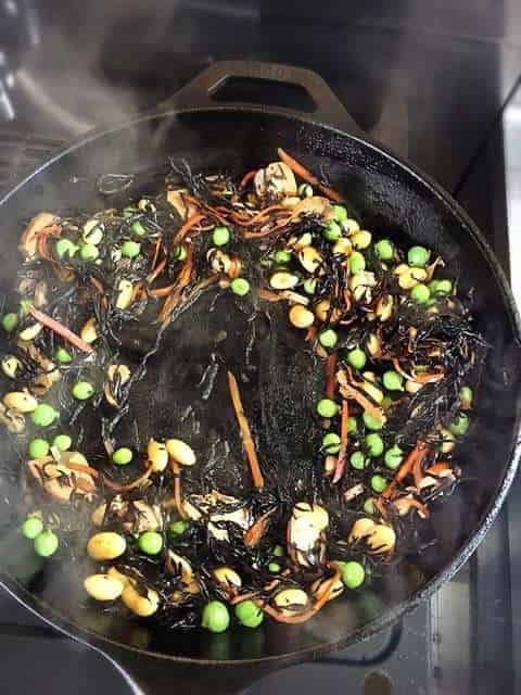 中央を開け、汁気を飛ばす