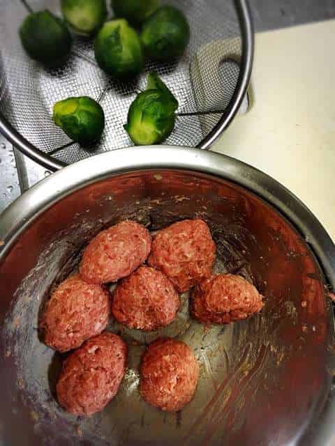 ひき肉だねを丸めます