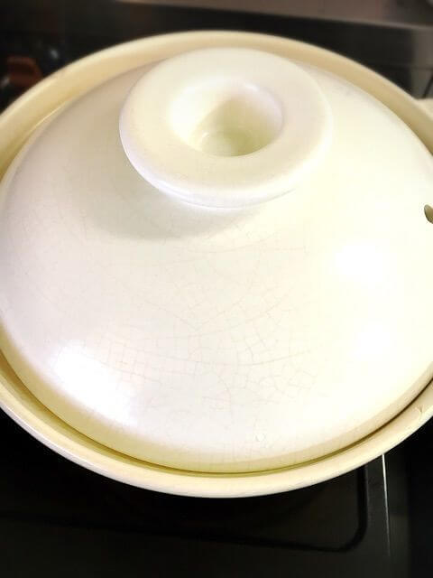 鍋の蓋を閉めます