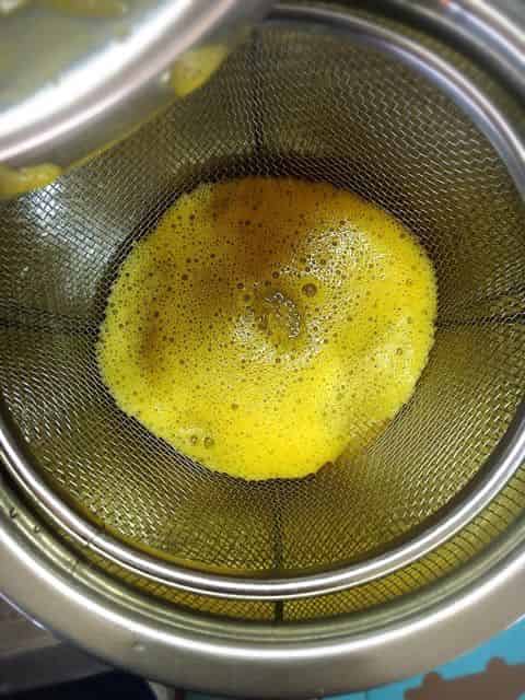 卵をザルで濾す
