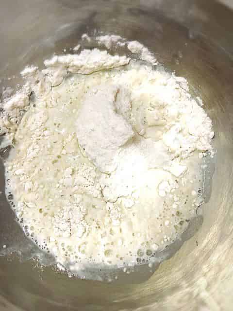 玄米粉に湯を注ぐ