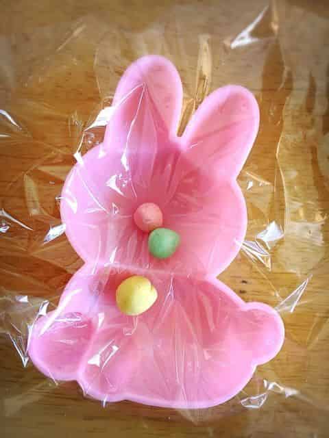 型にラップを敷いて色生地を配置