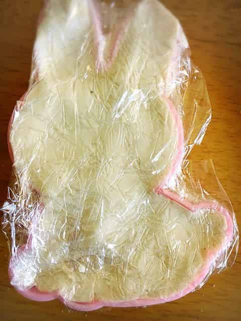 白い生地を詰める