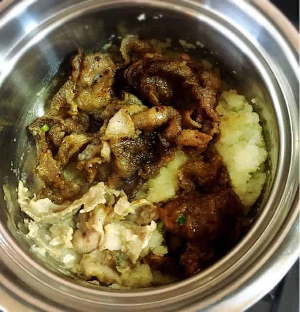 大根おろしと唐揚げを火にかける