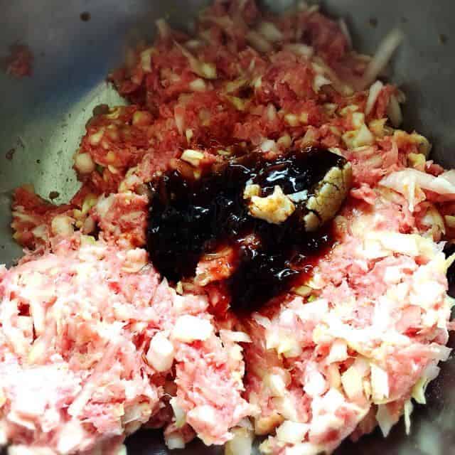 挽肉に調味料を加える