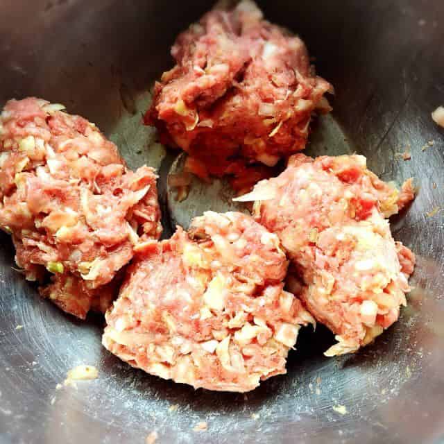 ひき肉を4つに分ける