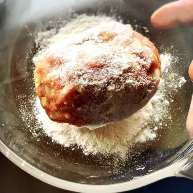 ひき肉だねに玄米粉をまぶす