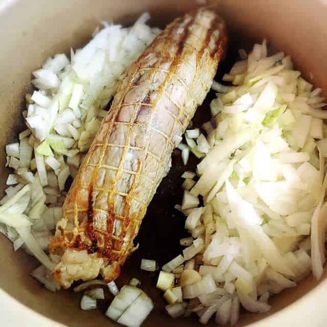 玉ねぎとニンニクを加えます