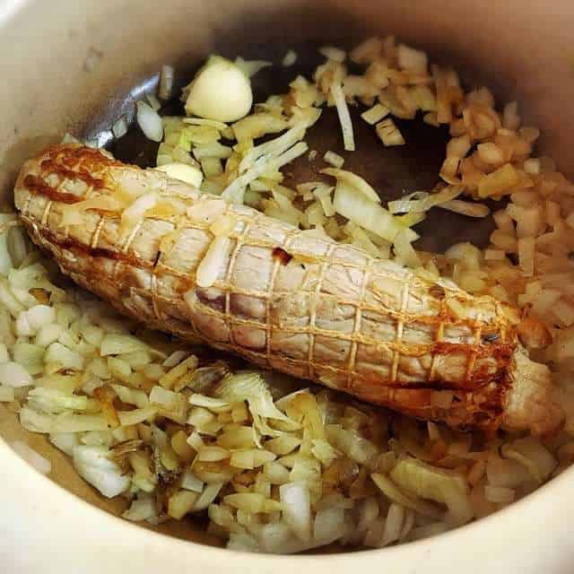 玉ねぎを炒めます