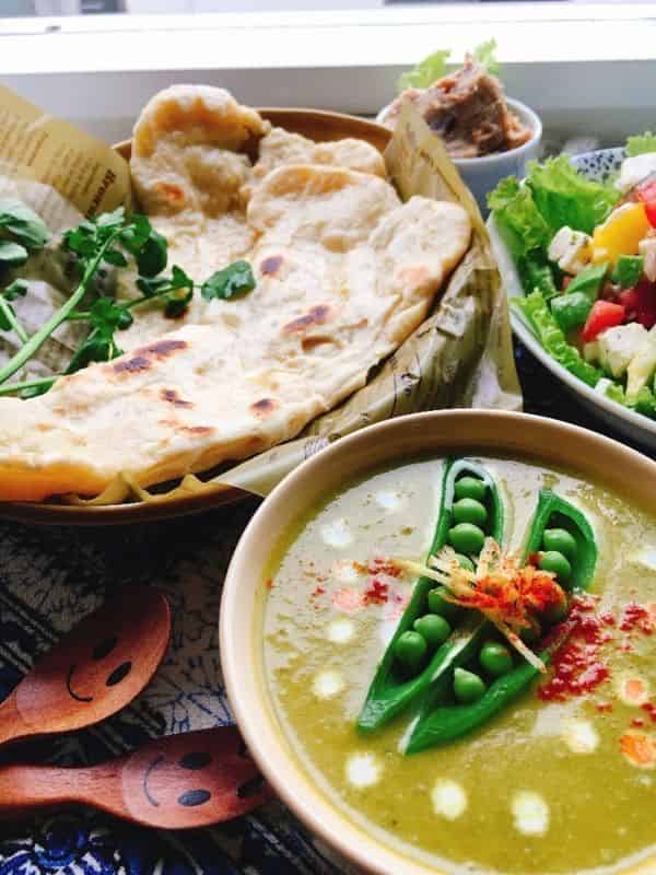 スナップえんどうカレーと自家製ナン、サラダ