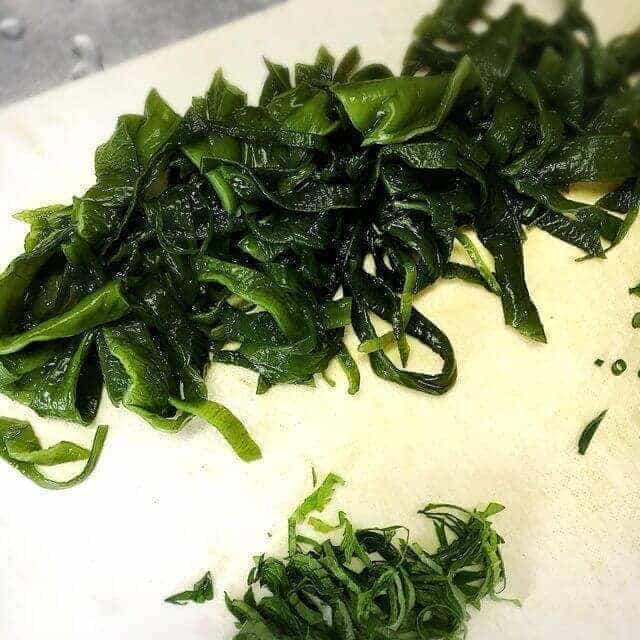 わかめを切ります