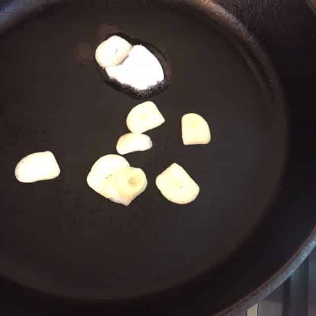 にんにくを加熱します