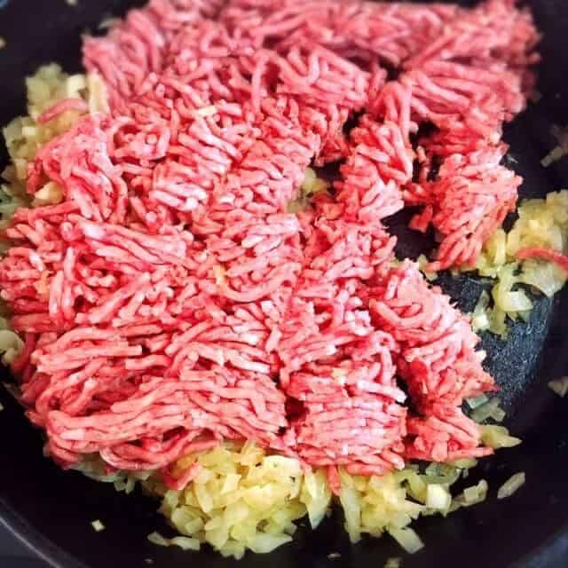 ひき肉を炒めます