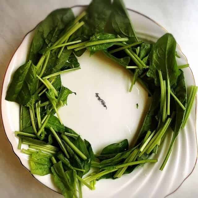 ほうれん草を盛ります