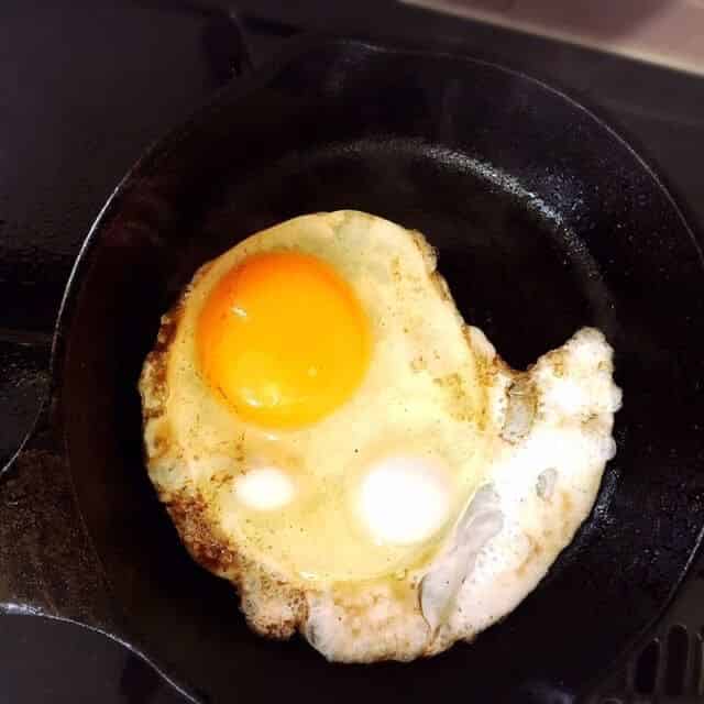 目玉焼きを作ります