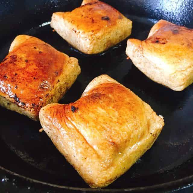 蓋をして蒸し焼きにします