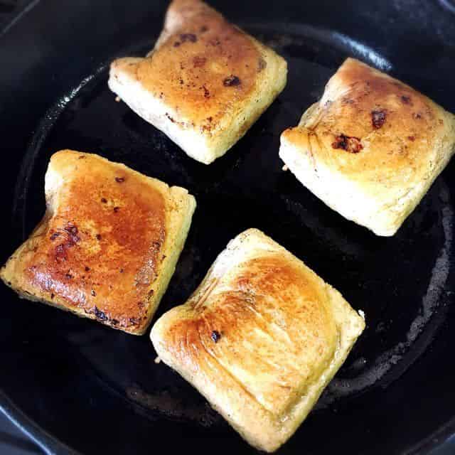 焼き色がついたら裏返します