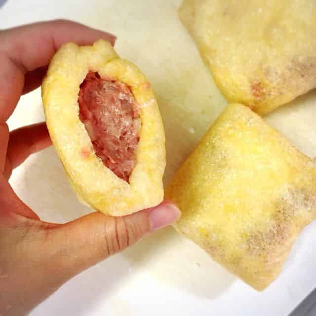 チーズを詰め、上に肉だねを被せます