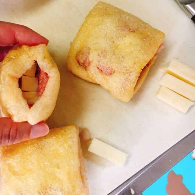 ひき肉を詰めます