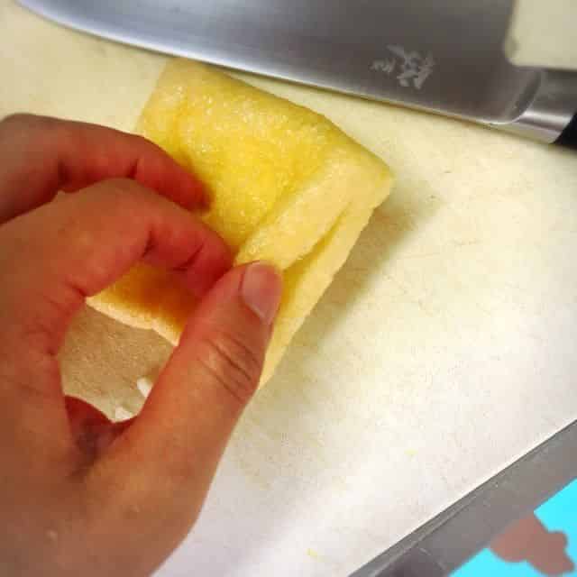 油揚げに切り込みを入れ開きます