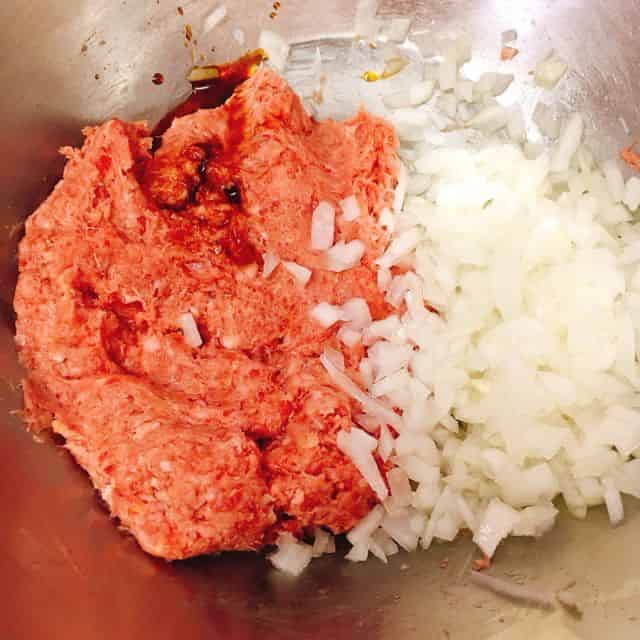 玉ねぎと醤油を加えて混ぜます