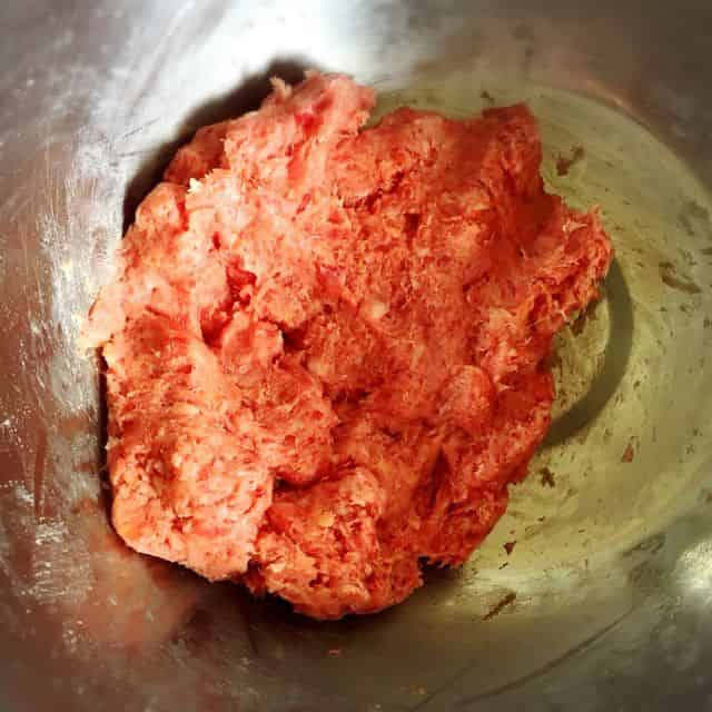 ひき肉をよく捏ねます