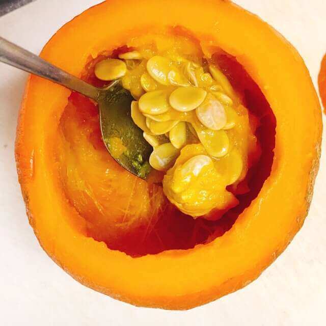 中をくり抜きます
