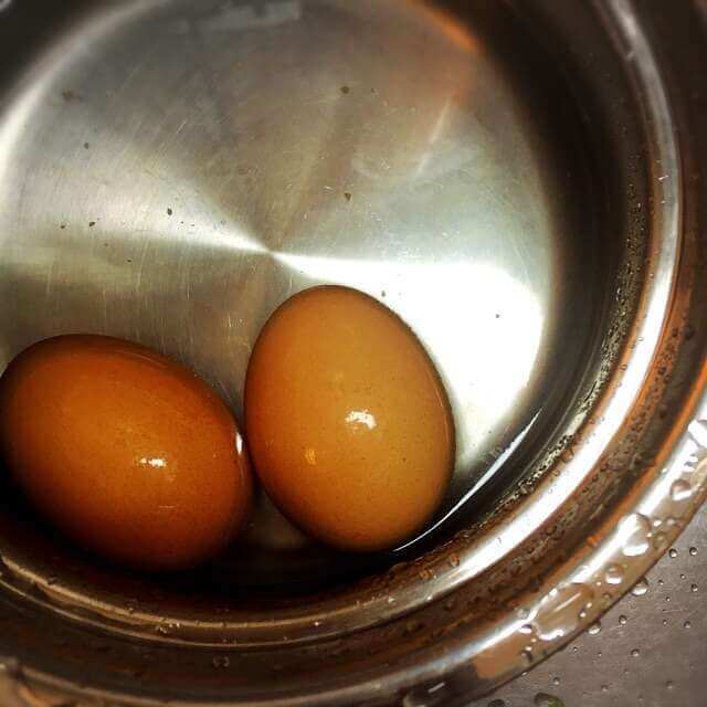 卵を茹でます