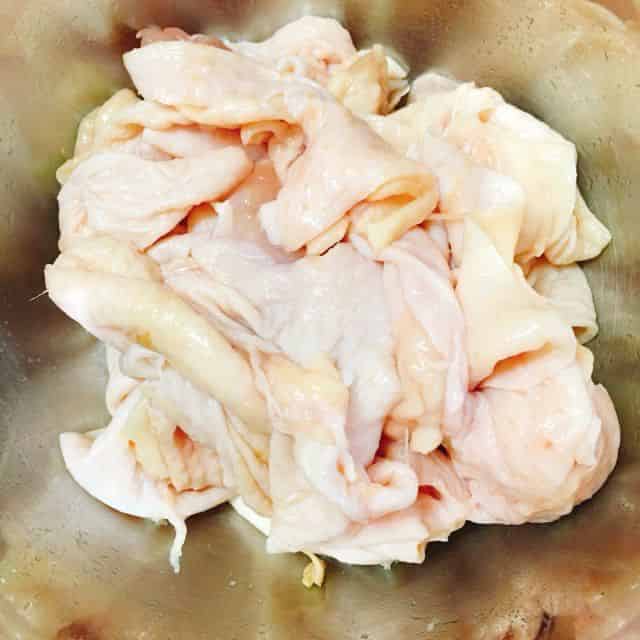 鶏皮に塩を揉み込みます