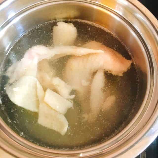 鶏皮を茹でます