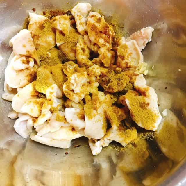 調味料を加えます