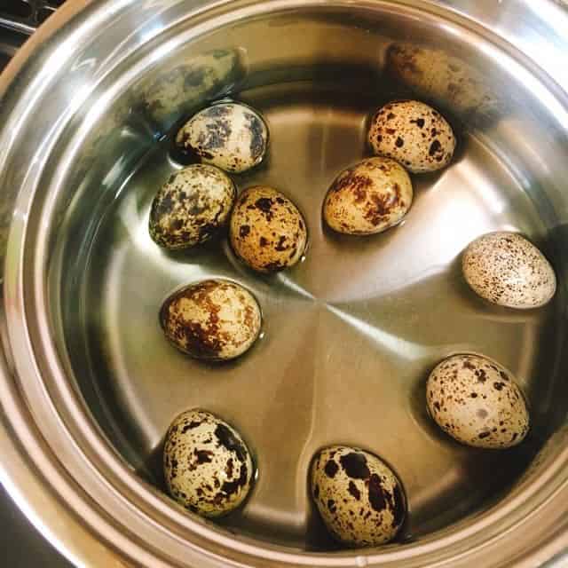 ウズラの卵を茹でます