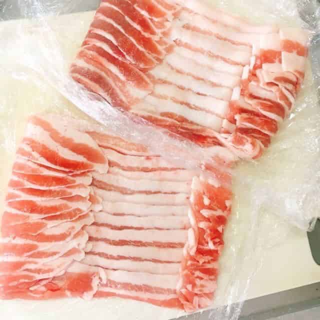 豚肉に塩を振ります