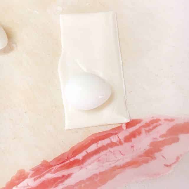 スライスチーズに卵を乗せます
