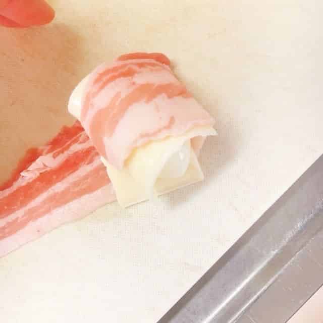 豚バラ1枚を巻きます