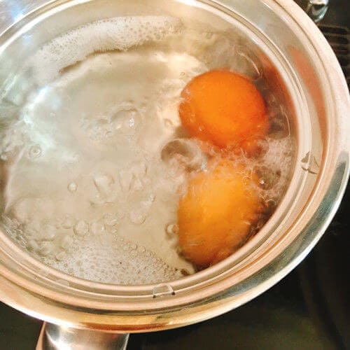 卵を茹でます