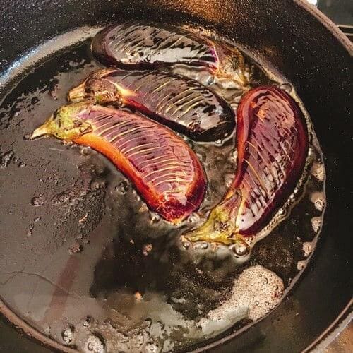 ナスを焼きます