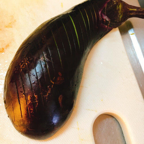 ナスに切り込みを入れます