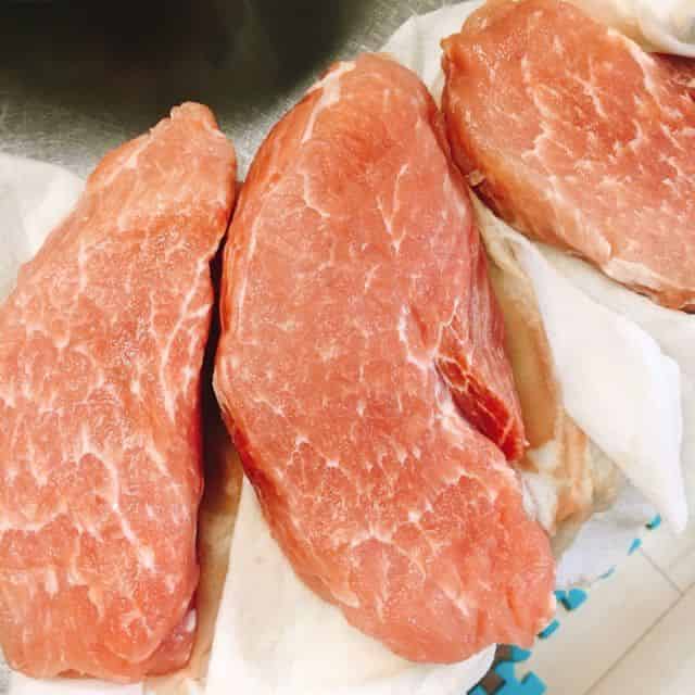 豚もも塊肉に塩を揉み込む