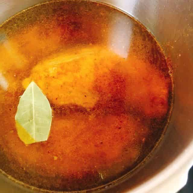 活力鍋に水とローリエを加える