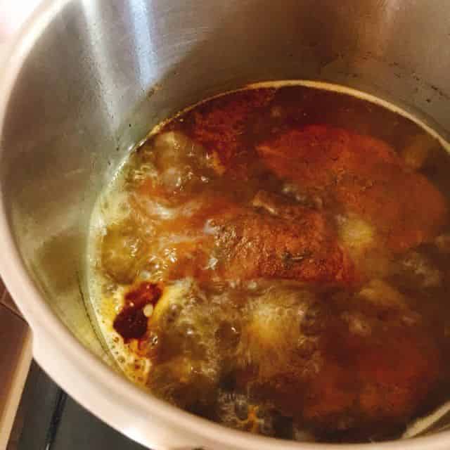 豚もも塊肉を煮込む
