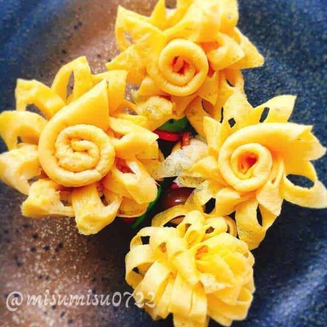 薄焼き卵でお花の卵焼き