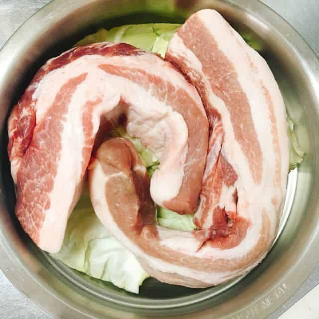 スチーマーにキャベツと豚肉を入れる
