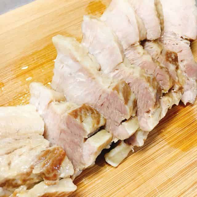 蒸豚を切り分ける