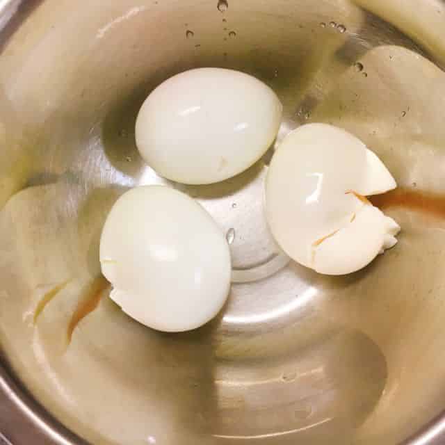 ゆで卵の殻を剥きます